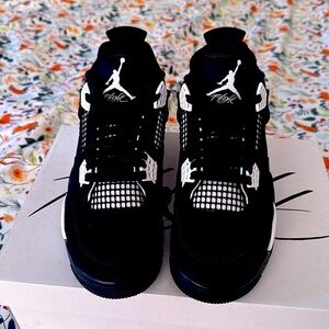 NWT Air Jordan 4 White Thunder. Size 7.5M/9W.